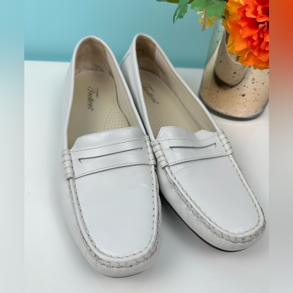 Trotters Brazilian White soft leather flat loafers, size 9.5, New but no box